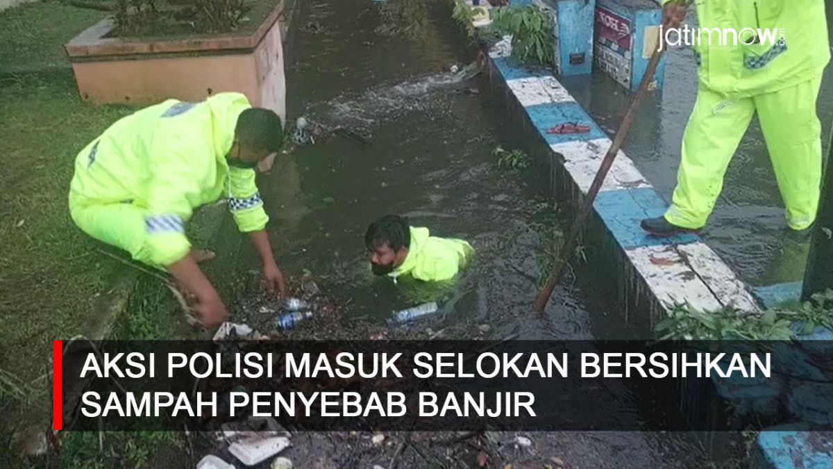 Video: Aksi Polisi Masuk Selokan Bersihkan Sampah Penyebab Banjir
