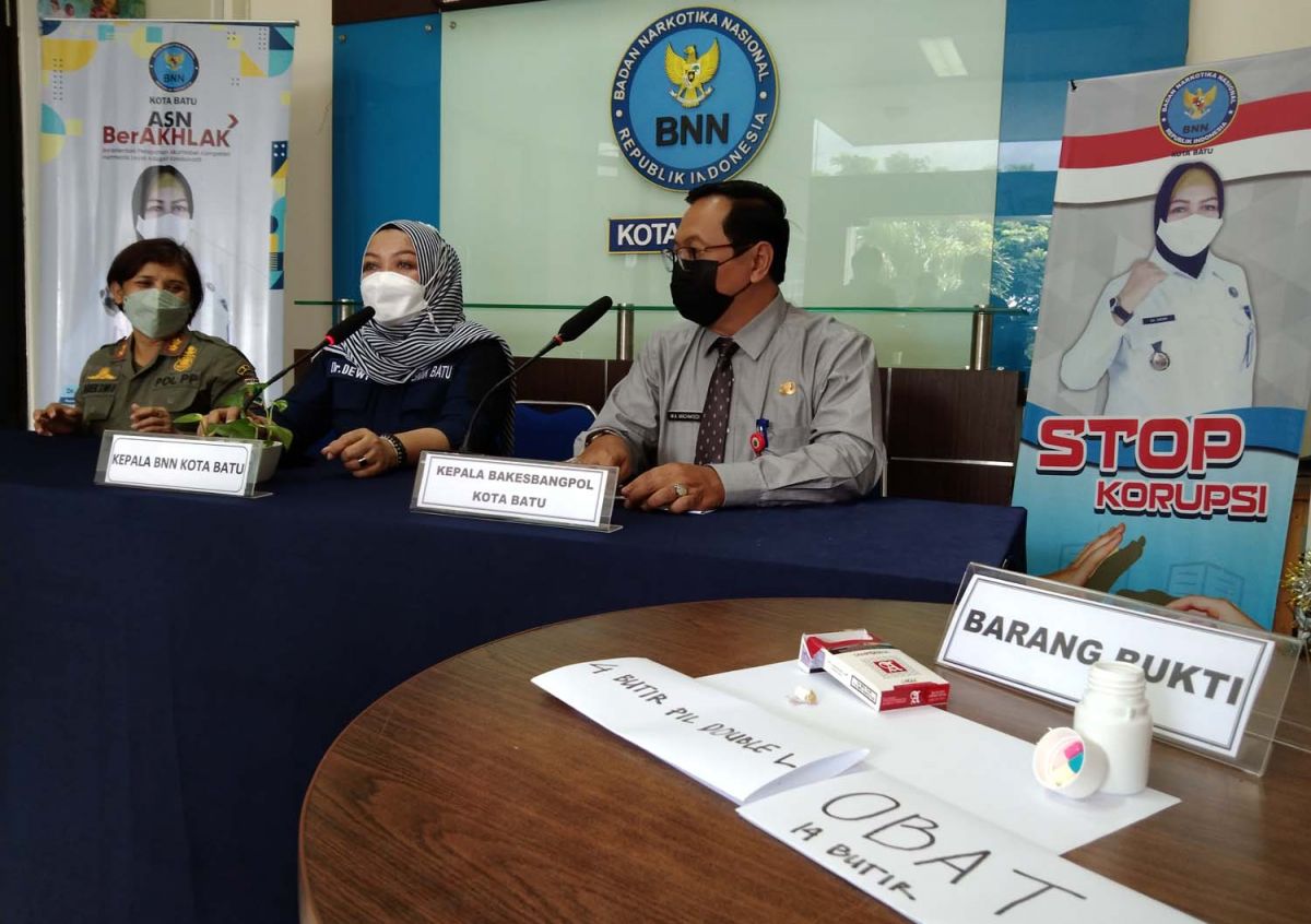 Tim P4GN Kota Batu menggelar jumpa pers hasil razia malam pergantian tahun (Foto: Galih Rakasiwi/jatimnow.com)