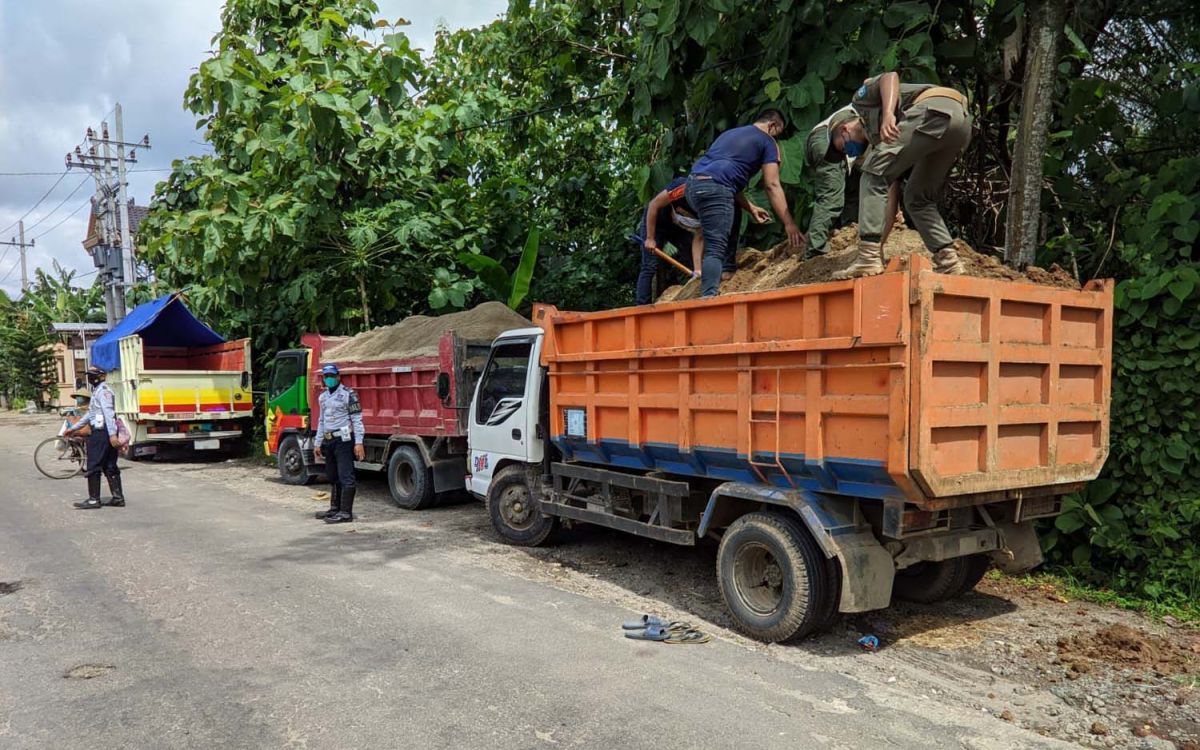 Sejumlah dump truk pengangkut pasir yang terjaring razia Dishub Ponorogo (Foto: Mita Kusuma/jatimnow.com)