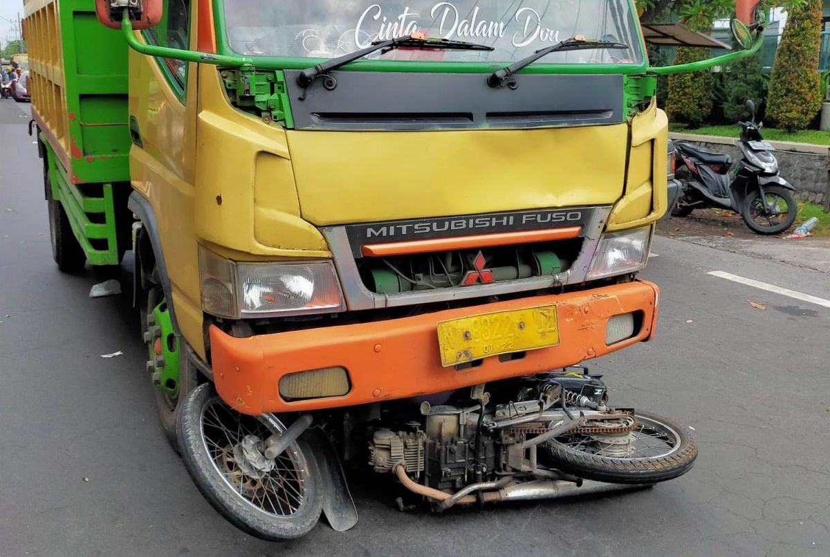 Truk tabrak pemotor di Jalan Raya Pasuruan-Probolinggo. (Foto: Polsek Beji/jatimnow.com)