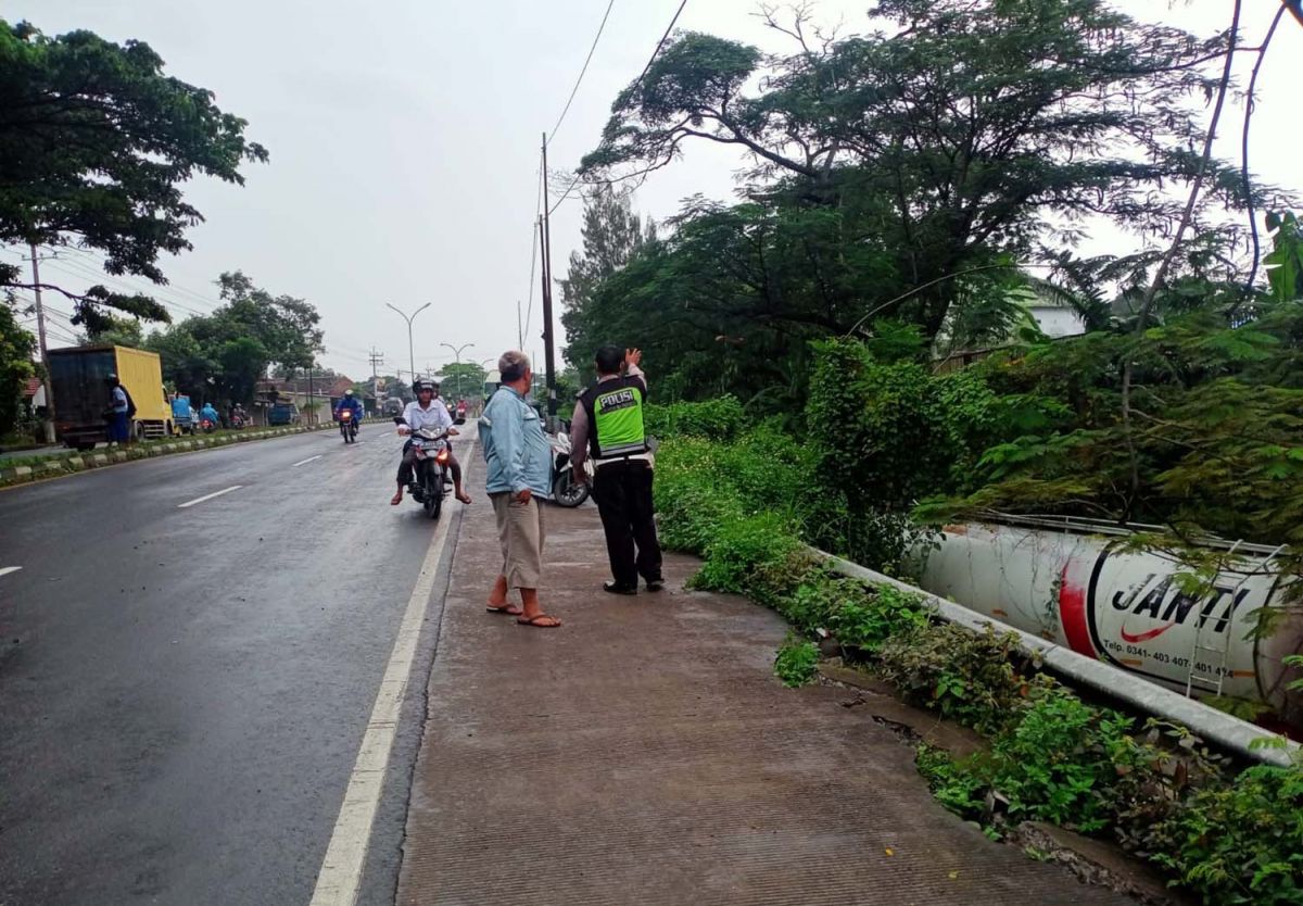 Truk Tangki Terperosok dalam Sungai di Jalan Raya Malang-Surabaya