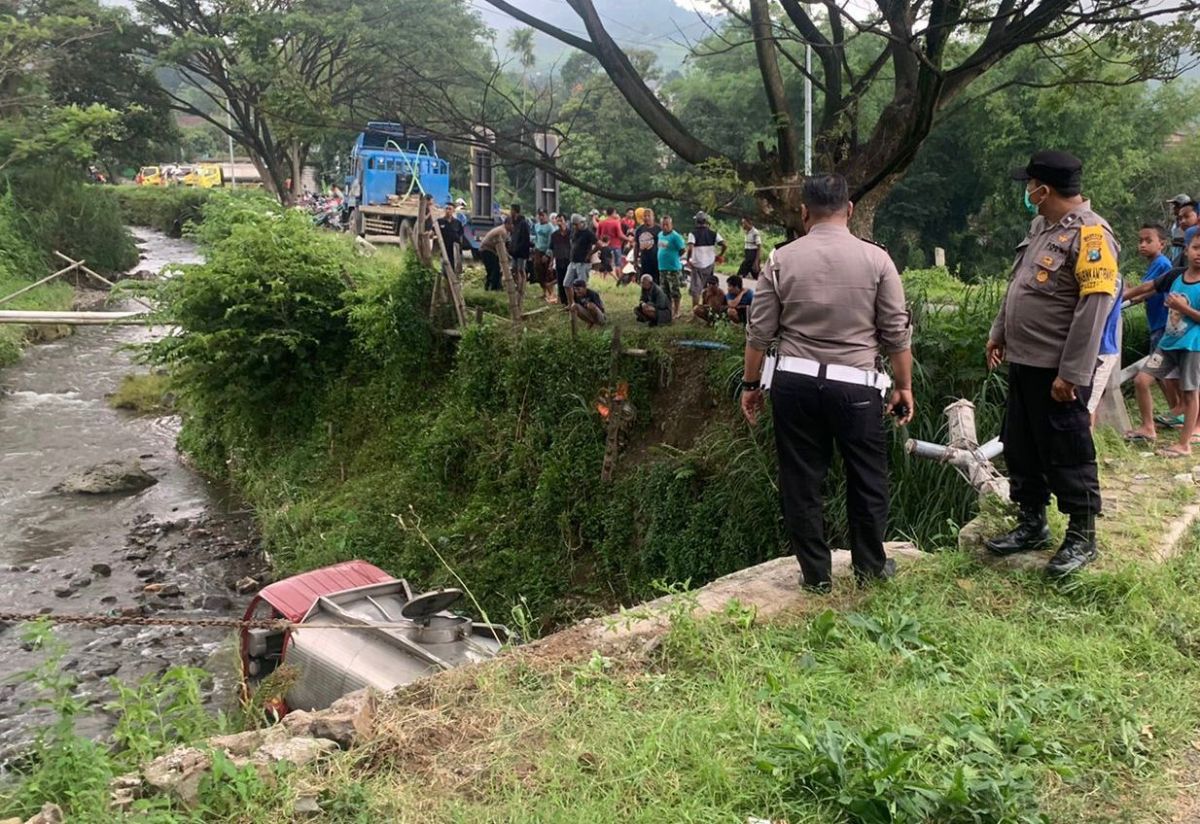 Tak Kuat Menanjak, Truk Tangki Terjun ke Sungai di Mojokerto