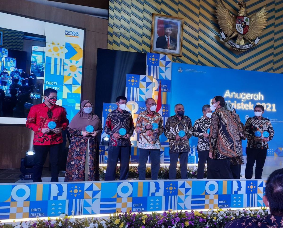 UMSurabaya meraih penghargaan kategori kampus dengan mata kuliah yang diikuti terbanyak pada program pertukaran mahasiswa dalam negeri di program Merdeka Belajar Kampus Merdeka pada Anugerah Diktiristek 2021. (Foto: UMSurabaya for jatimnow.com)