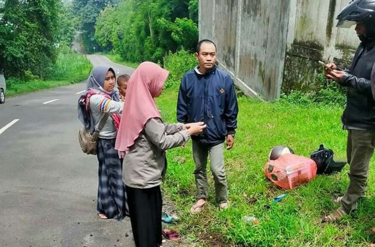 Ustaz, istri dan anaknya yang menjadi koban begal motor di Pasuruan (Foto yang beredar di Facebook)