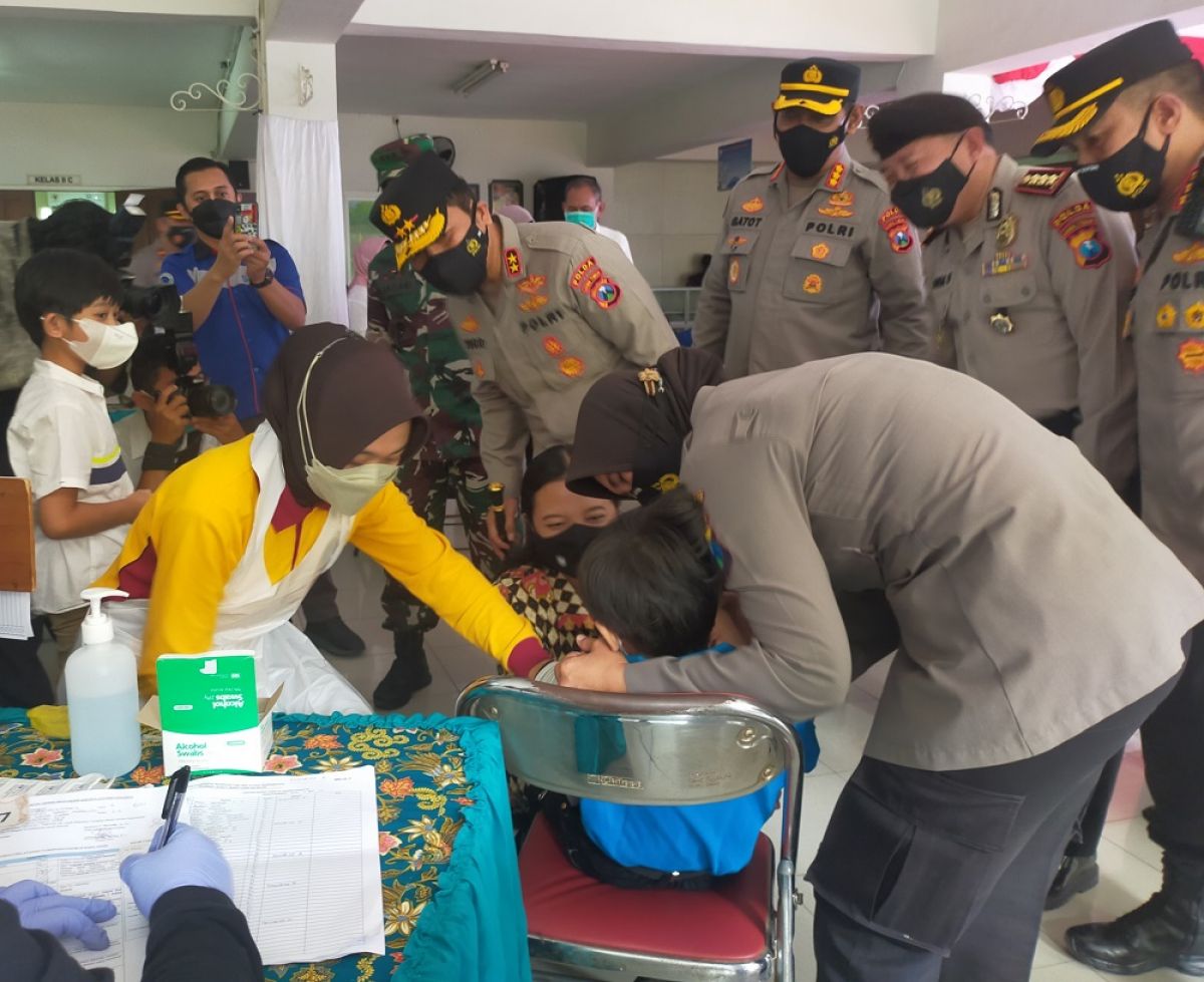 Kapolda Jatim Irjen Pol Nico Afinta Tinjau Vaksi Merdeka Anak di SD Santa Clara Surabaya. (Foto: Farizal Tito)