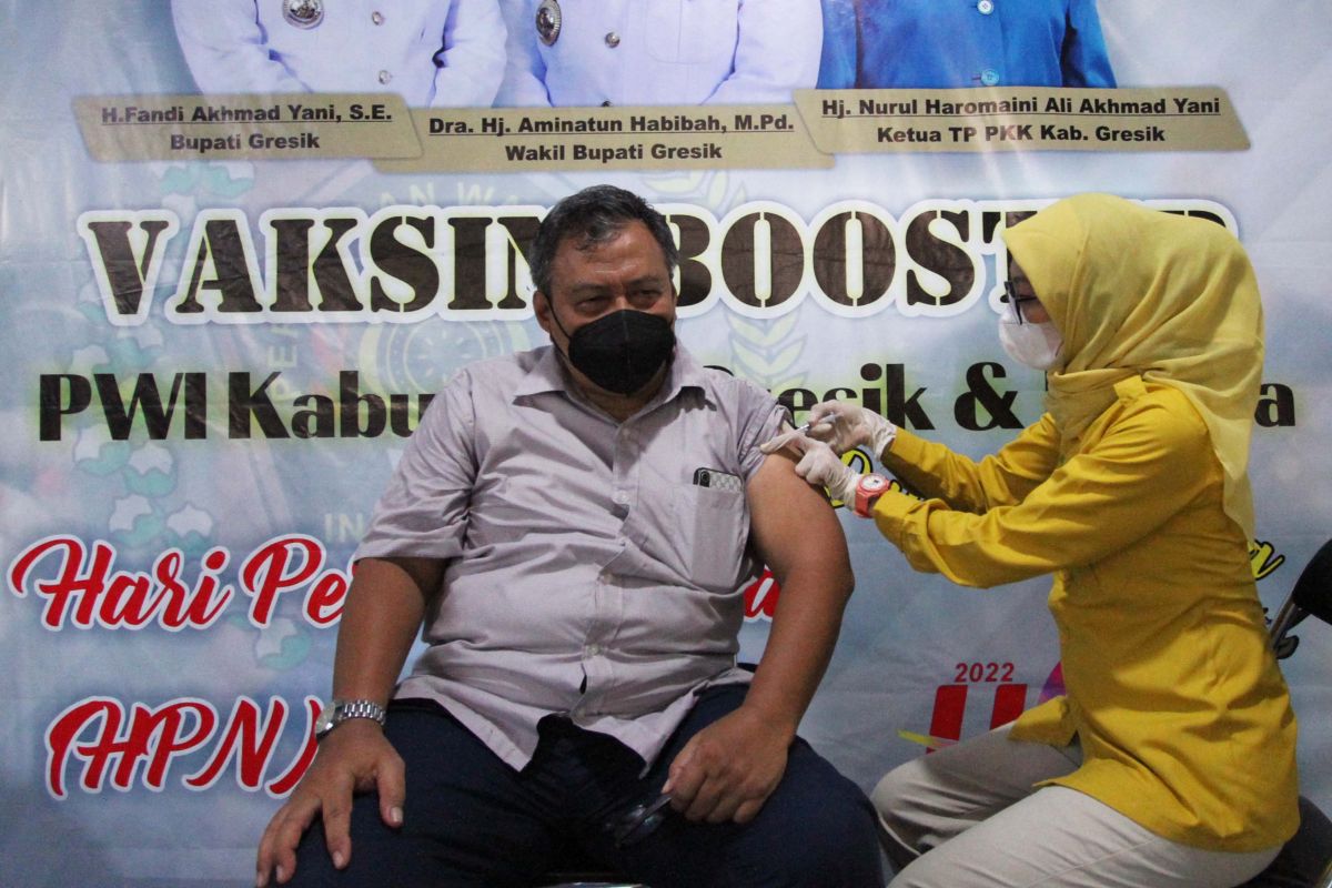 Seorang Lansia saat mengikuti acara vaksinasi booster PWI Gresik (Foto: Sahlul Fahmi/jatimnow.com)