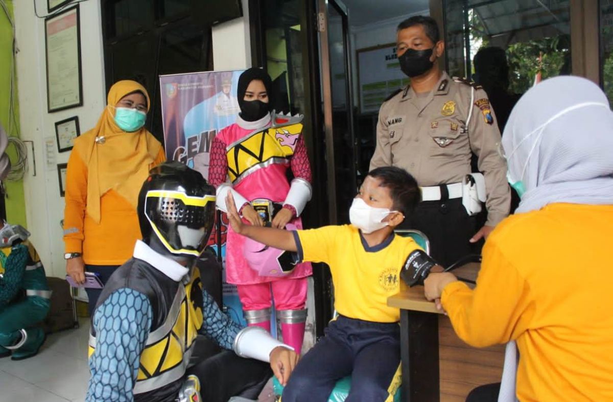 Superhero power rangers hibur anak-anak penerima vaksinasi. (Foto:  Achmad Supriyadi/jatimnow.com)