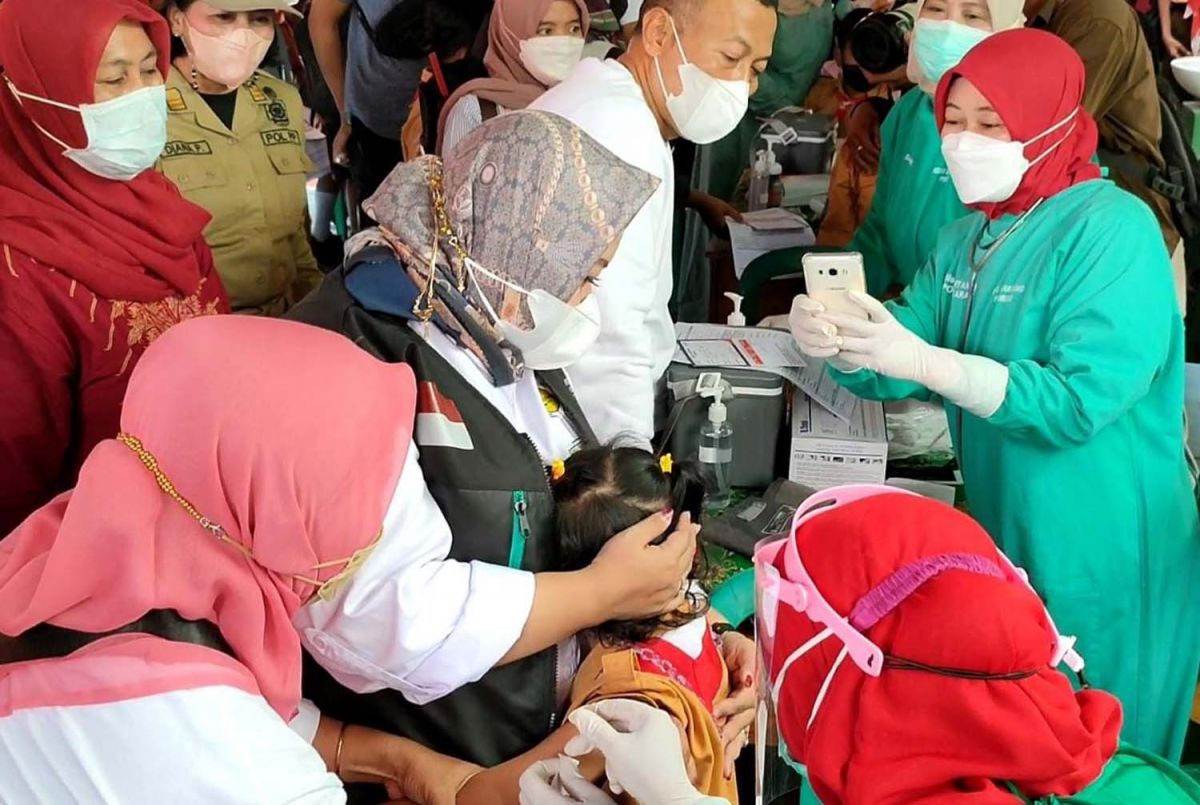 Kegiatan vaksinasi untuk anak usia 6-11 tahun di Ponorogo (Foto: Mita Kusuma/jatimnow.com)