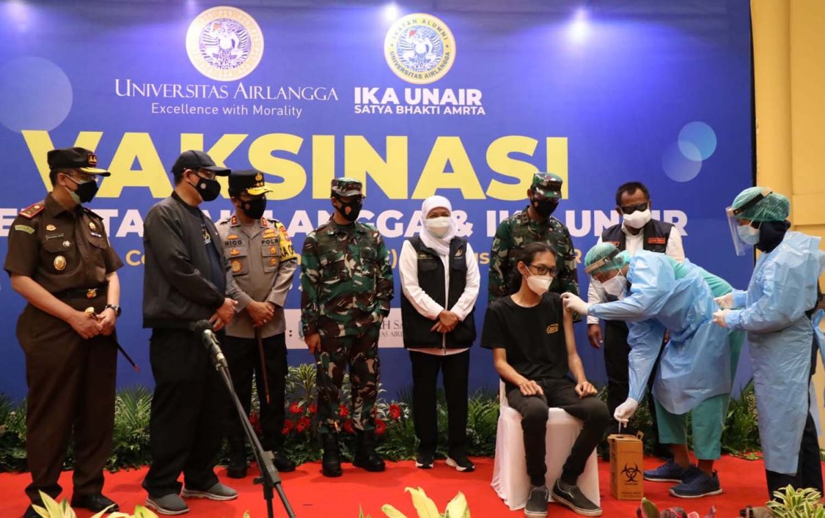 Gubernur Jatim, Khofifah Indar Parawansa saat meninjau vaksinasi di Unair (Foto: Dok. Humas Pemprov Jatim)
