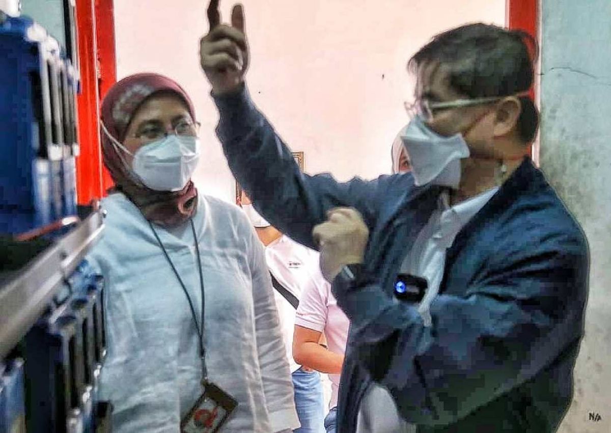 Vice President Network Service Management Area Jawa Bali, Juanita Erawati (kiri) ketika melakukan pengecekan jaringan di salah satu site di wilayah Surabaya.