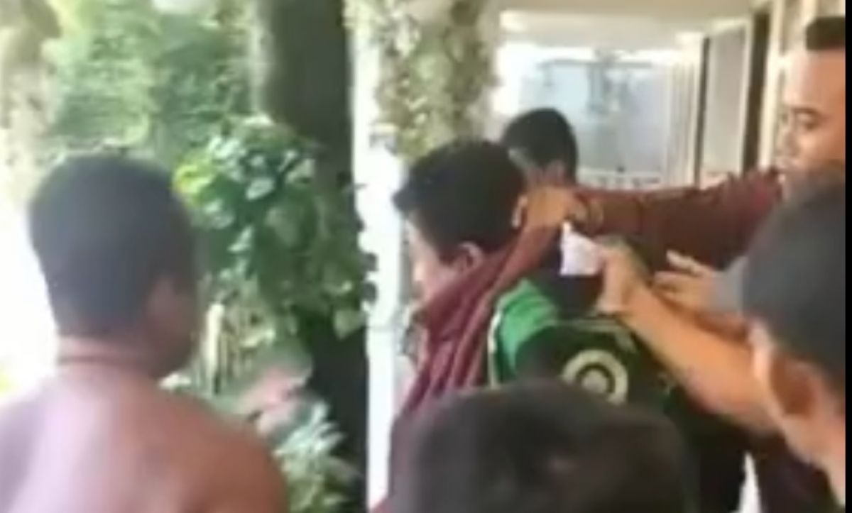 Foto: tangkapan layar video viral maling dimassa di Pacitan.