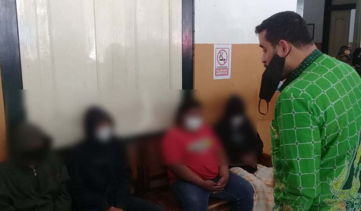 Wali Kota Probolinggo, Hadi Zainal Abidin menemui empat pemuda yang memainkan tempat sampah