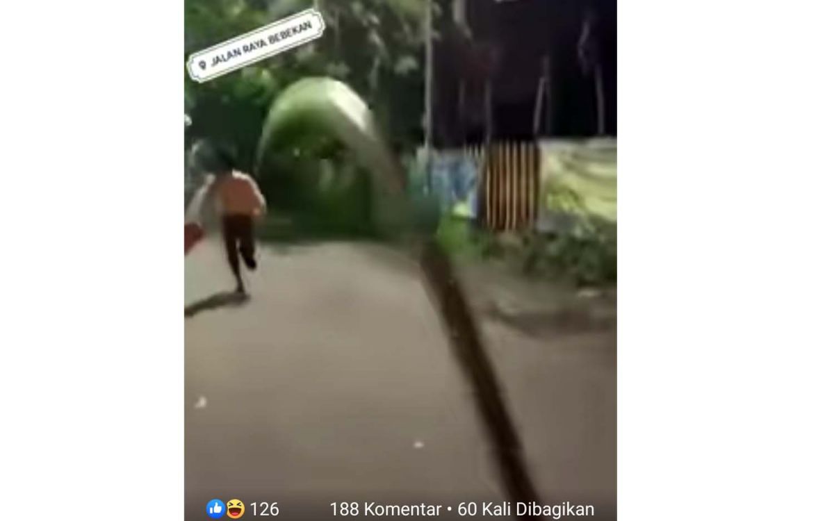 Penampakan pemuda acungkan sajam disebut di Sidoarjo (Foto: Tangkapan layar video viral)