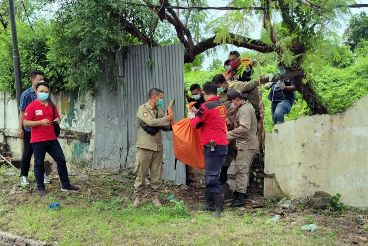 Proses evakuasi jenazah wanita di lahan kosong Surabaya