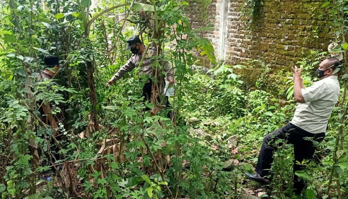 Polisi melakukan olah TKP di lokasi orang terjatuh dari pohon (Foto: Polsek Balong for jatimnow.com)