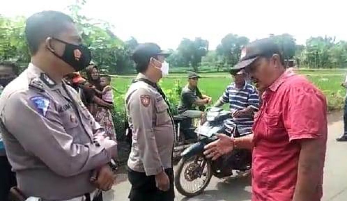 Warga Desa Tanjung Rejo protes aktivitas tambang. (Foto: Mahfud Hidayatullah/jatimnow.com)
