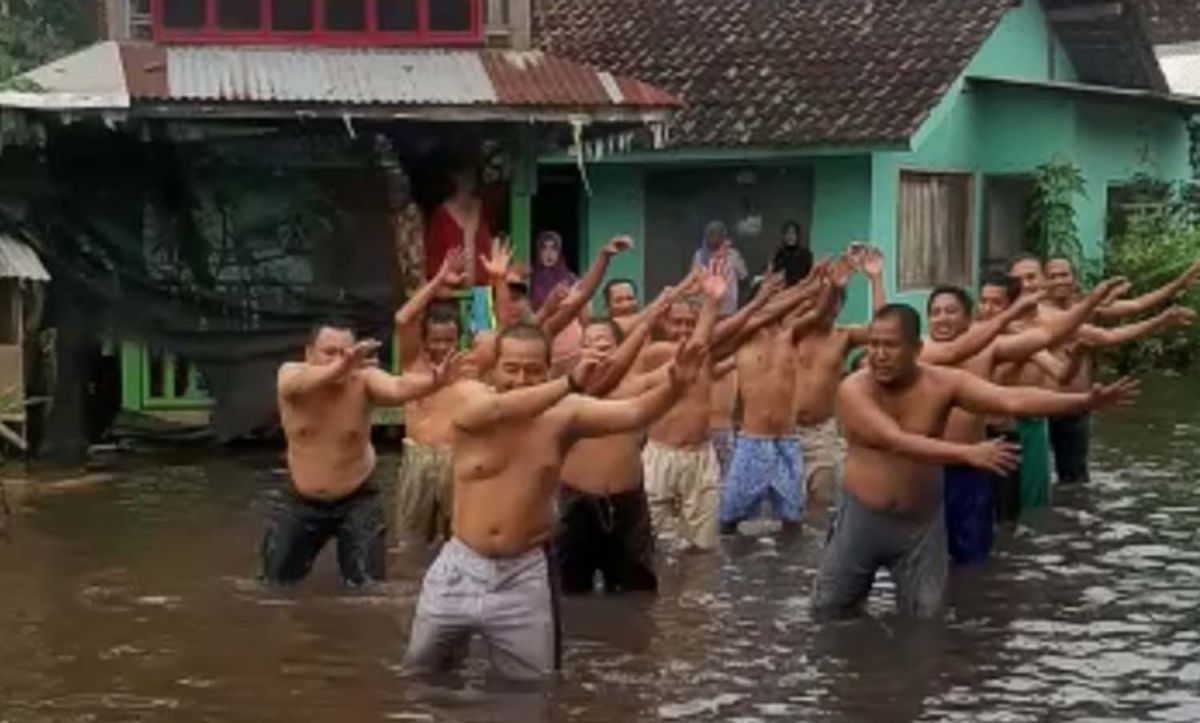 Cara warga di Rejoso, Pasuruan hilangkan penat di tengah kepungan banjir (Foto: Tangkapan layar video kiriman Nur Chasan)