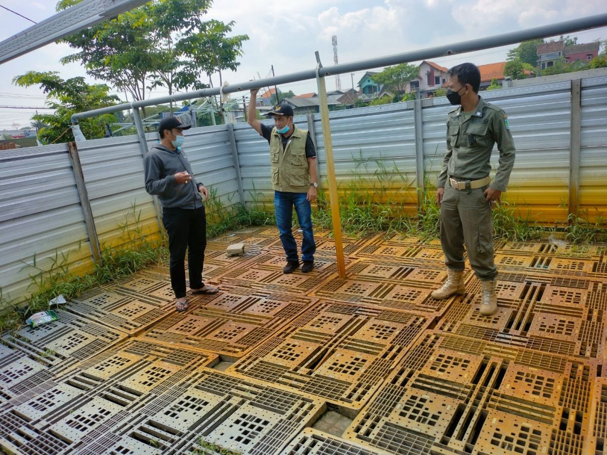 Satpol PP mendatangi wisata air panas Kepulungan. (Foto: Moch. Rois/jatimnow.com)