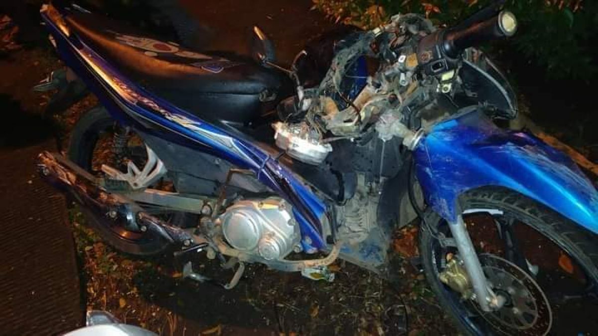 Kondisi sepeda motor korban ringsek usai menabrak truk. (Foto: akun Facebook RINO WENGI)