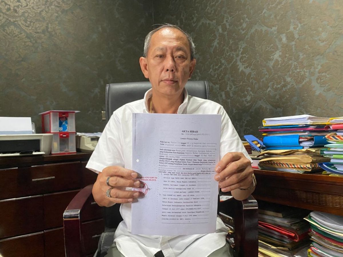 Kuasa hukum Warsono Ali Hardi, Alexander Arif menunjukkan akta hibah sebagai bukti gugatan.