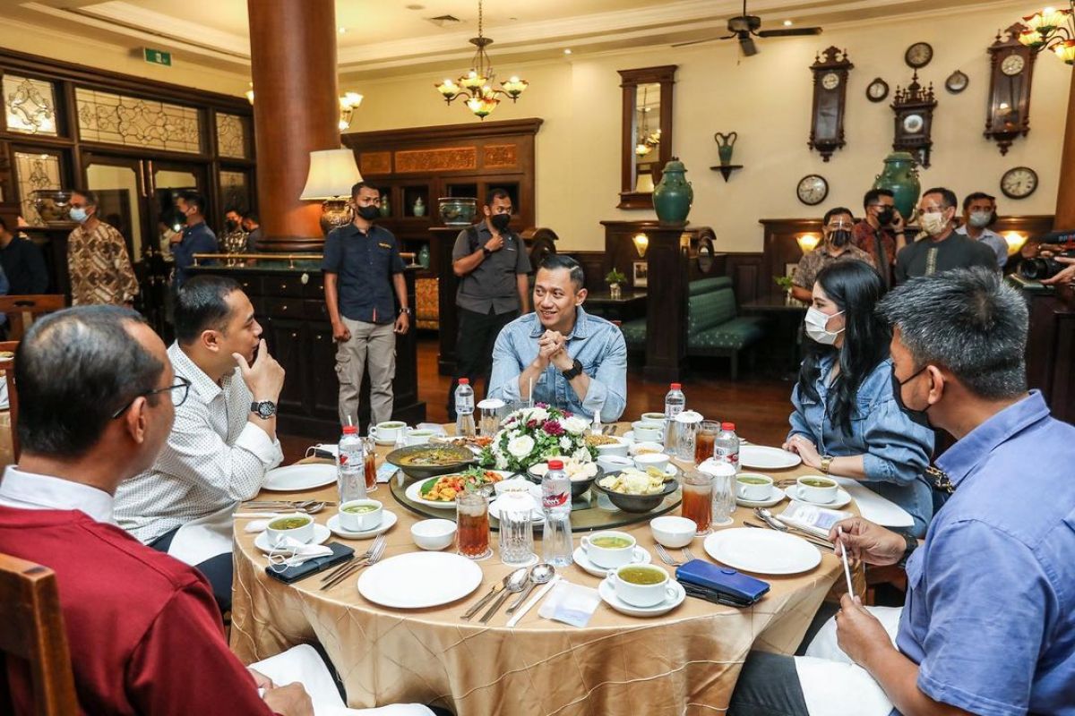 AHY malam mingguan bareng Eri Cahyadi. (Foto-foto: Humas Demokrat Jatim)