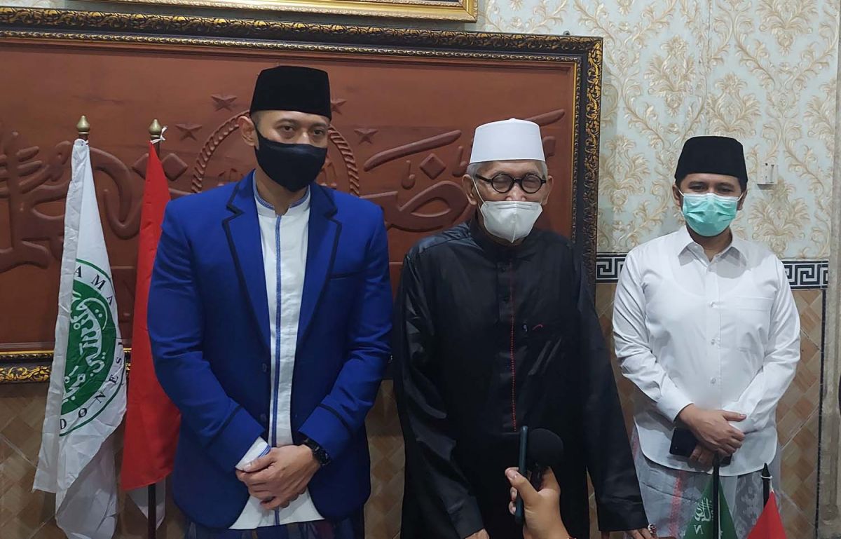Ketum Demokrat AHY didampingi Plt Ketua Demokrat Jatim Emil Dardak saat silaturahmi ke kediaman Rais Aam PBNU KH MIftakhul Akhyar di Surabaya (Foto: Ni'am Kurniawan/jatimnow.com)