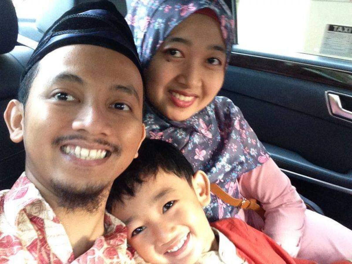 Ainun Nadjib beserta istri dan anaknya (Foto: Abdul Rozak for jatimnow.com)