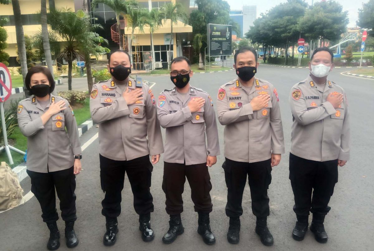 Aipda Andreas (tengah) bersama Karo SDM Polda Jatim, Kombes Pol Harry Kurniawan (dua dari kanan) - (Foto: Zain Ahmad/jatimnow.com)