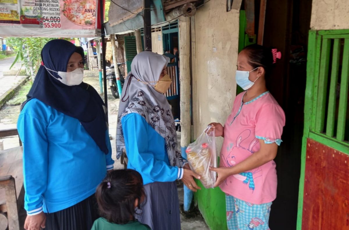 Angkatan Muda Muhammadiyah (AMM) membagikan minyak goreng, tahu dan tempe gratis pada pedagang. (Foto: dok AMM Lamongan/jatimnow.com)