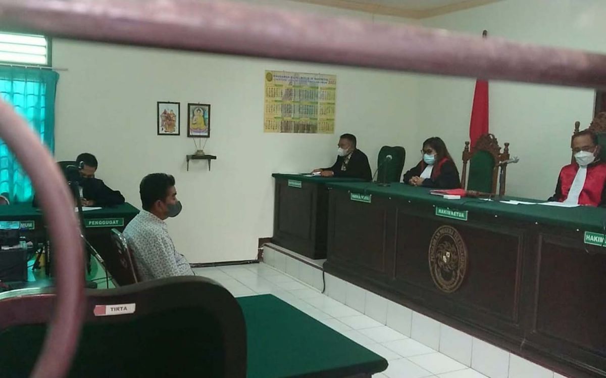Anggota DPRD Tulungagung, Basroni saat menghadiri sidang putusan (Foto: Bramanta Pamungkas/jatimnow.com)