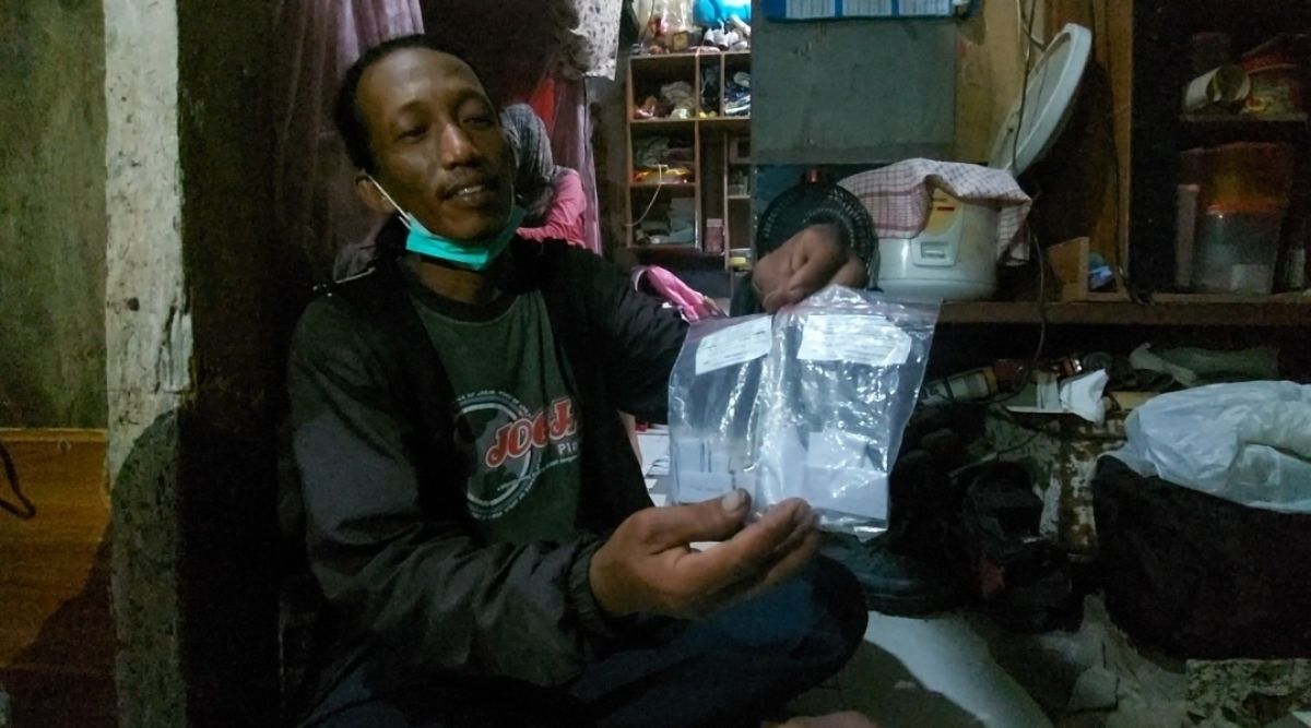 Surahman, ayah Fitriyah, bayi berkelamin ganda di Surabaya yang butuh pertolongan. (Foto: Ni'am Kurniawan/jatimnow.com)