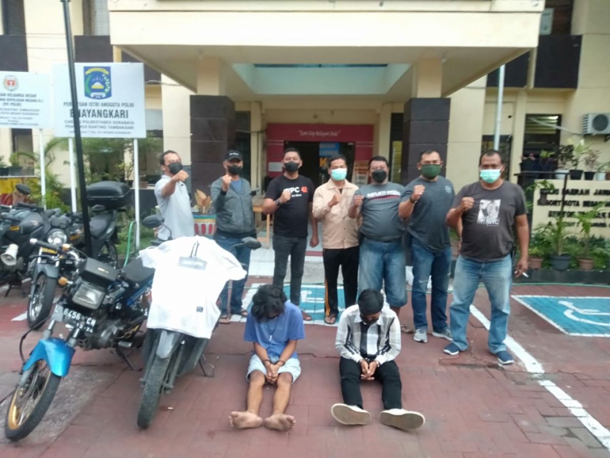 Dua bandit pencuri motor usai diringkus di Mapolsek Tambaksari. (Foto: Polsek Tambaksari/jatimnow.com)