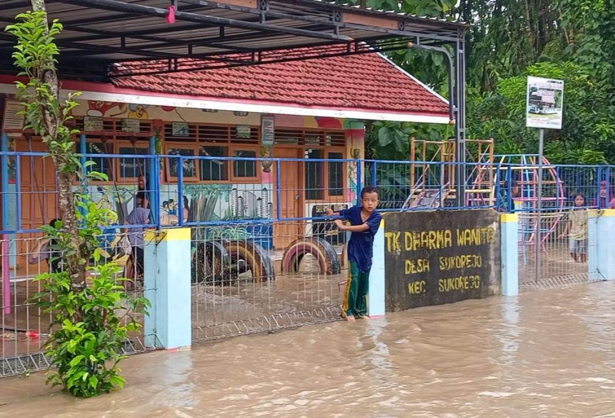 Banjir menerjang Kecamatan Sukorejo, Ponorogo. (Foto: Mita Kusuma/jatimnow.com)