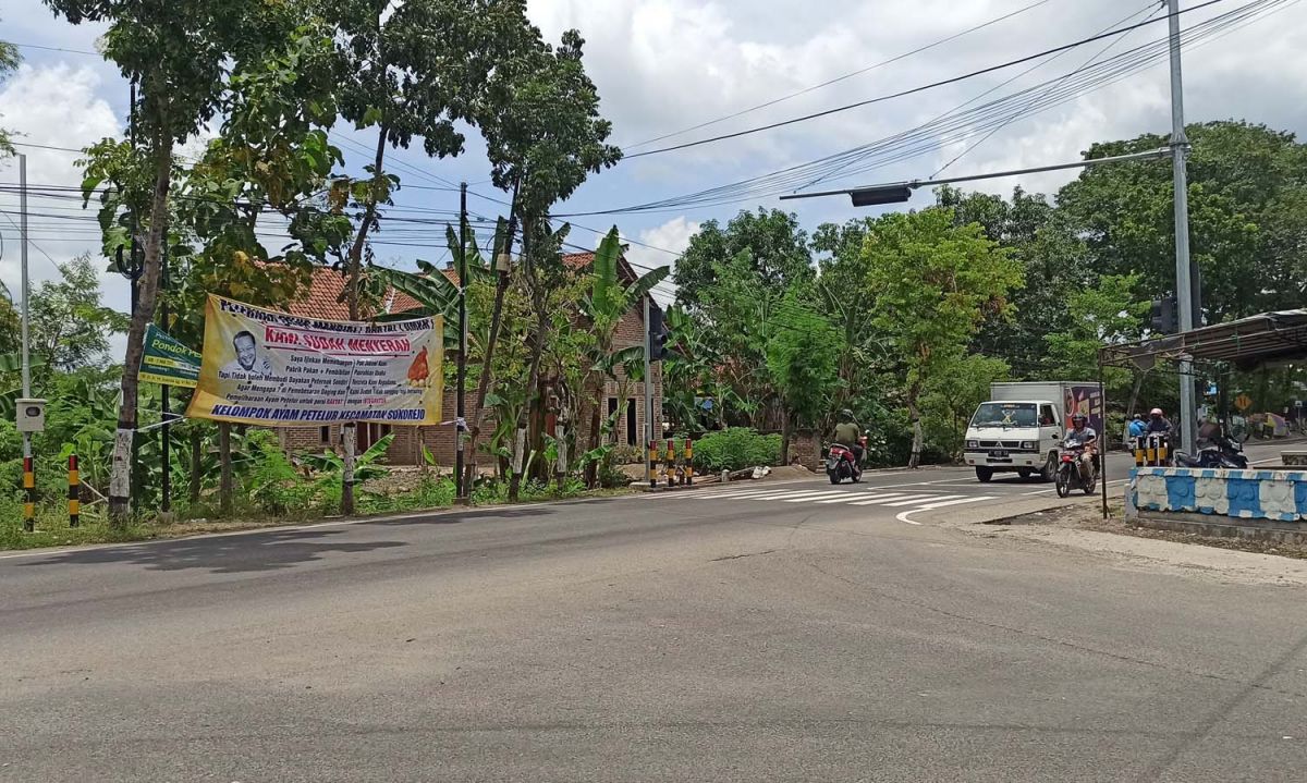 Banner berisi keluhan peternak ayam petelur terpasang di Ponorogo (Foto: Mita Kusuma/jatimnow.com)