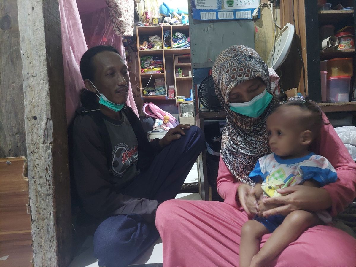 Laila Fitriyah saat dipangkuan Yuliani, ibunya. (Foto: Ni'am Kurniawan/jatimnow.com)