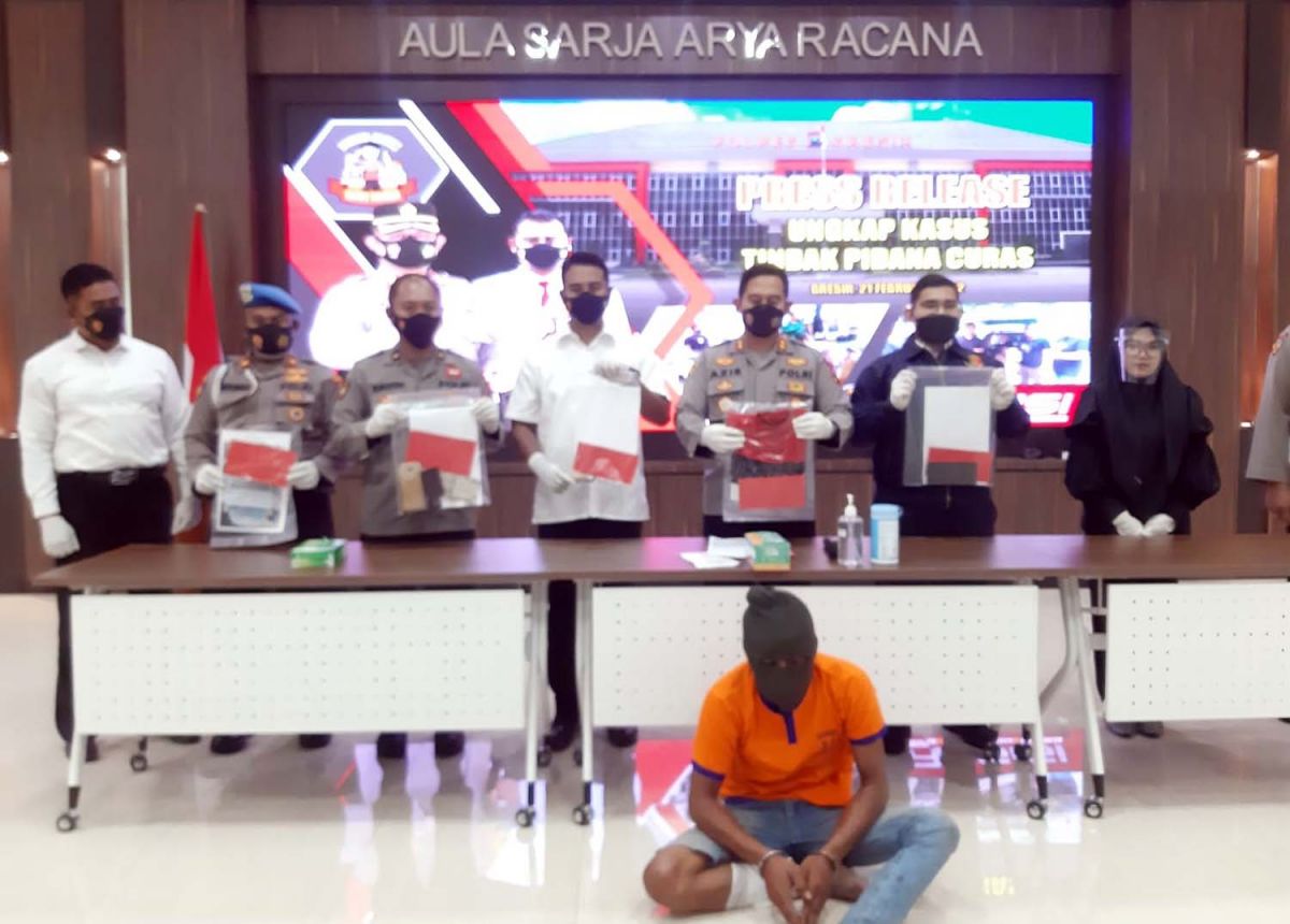 Begal sopir taxi online yang ditembak kakinya diamankan di Mapolres Gresik