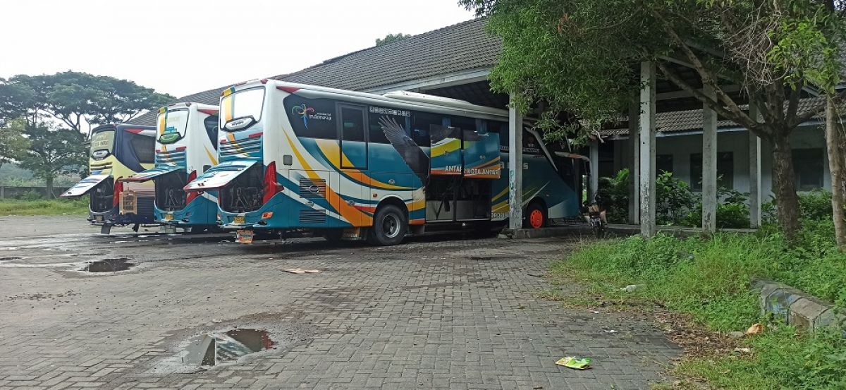 Beberapa bus parkir untuk dicuci di bangunan bekas Terminal Ponorogo yang kumuh. (Foto-foto: Mita Kusuma/jatimnow.com)