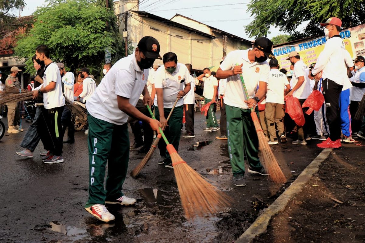 Gus Ipul memimpin bersih-bersih sampah di area Pasar Besar Kota Pasuruan. (Foto: Moch. Rois/jatimnow.com)