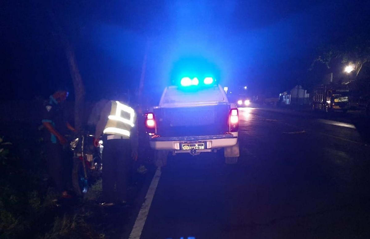 Motor biker yang menabrak truk di Pasuruan dievakuasi polisi (Foto: Unit Laka Satlantas Polres Pasuruan Kota)