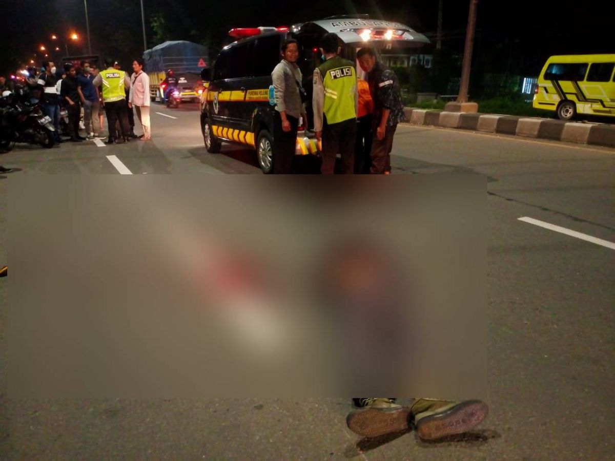 Korban kecelakaan di simpang exit Tol Purwodadi, Pasuruan. (Foto: Polres Pasuruan/jatimnow.com)