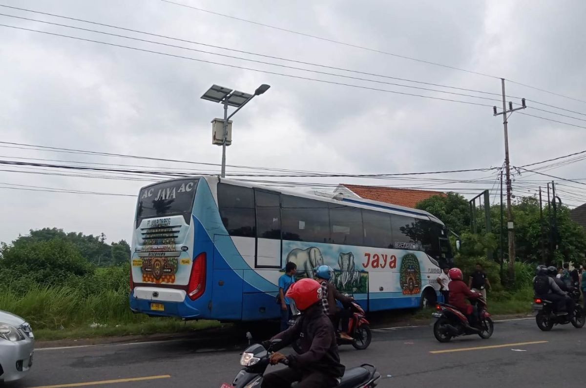 Bus Jaya tabrak pengendara motor di Kabupaten Madiun. (Foto: Polres Madiun/jatimnow.com)