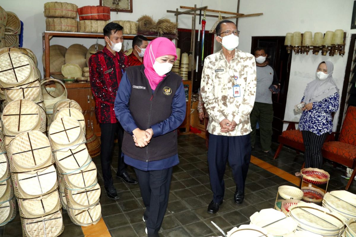 Gubernur Jatim Khofifah Indar Parawansa saat berkunjung ke UD Bambu Murni, Desa Ringinagung, Kabupaten Magetan (Foto-foto: Pemprov Jatim)