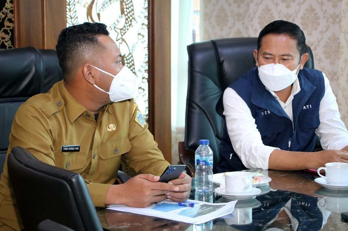 Gus Yani (kiri) dan Pak Yes saat melakukan sharing. (Foto: Humas Pemkab Lamongan/jatimnow.com)