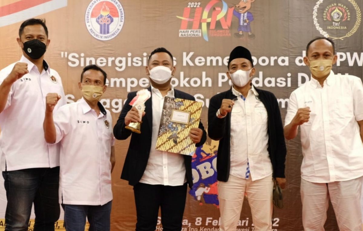 Bupati Gresik Fandi Akhmad Yani (tengah) saat menerima penghargaan. (Foto: Humas Pemkab Gresik)