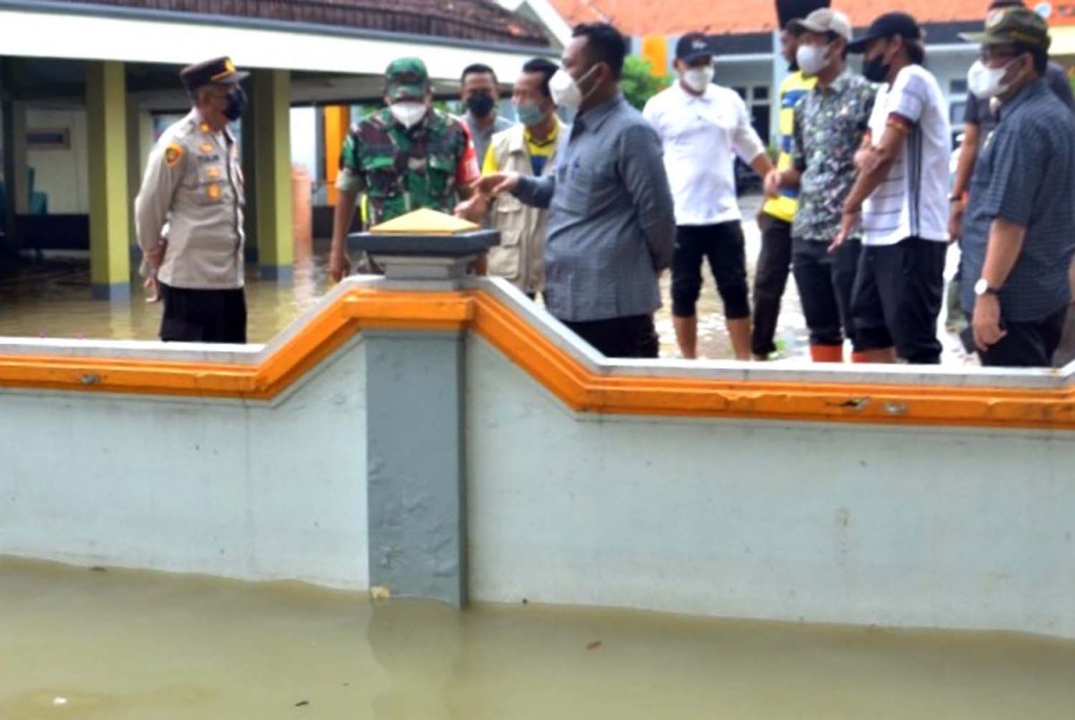 Bupati Gresik, Fandi Akhmad Yani (Gus Yani) saat meninjau kawasan terdampak banjir luapan Sungai Kali Lamong (Foto: Humas Pemkab Gresik)