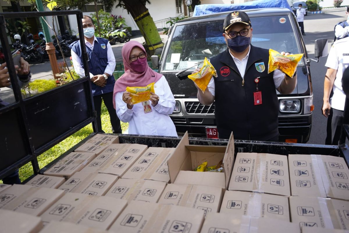 Pemkab Kediri Gelontor 7.200 Liter Minyak Goreng ke Pasar Tradisional