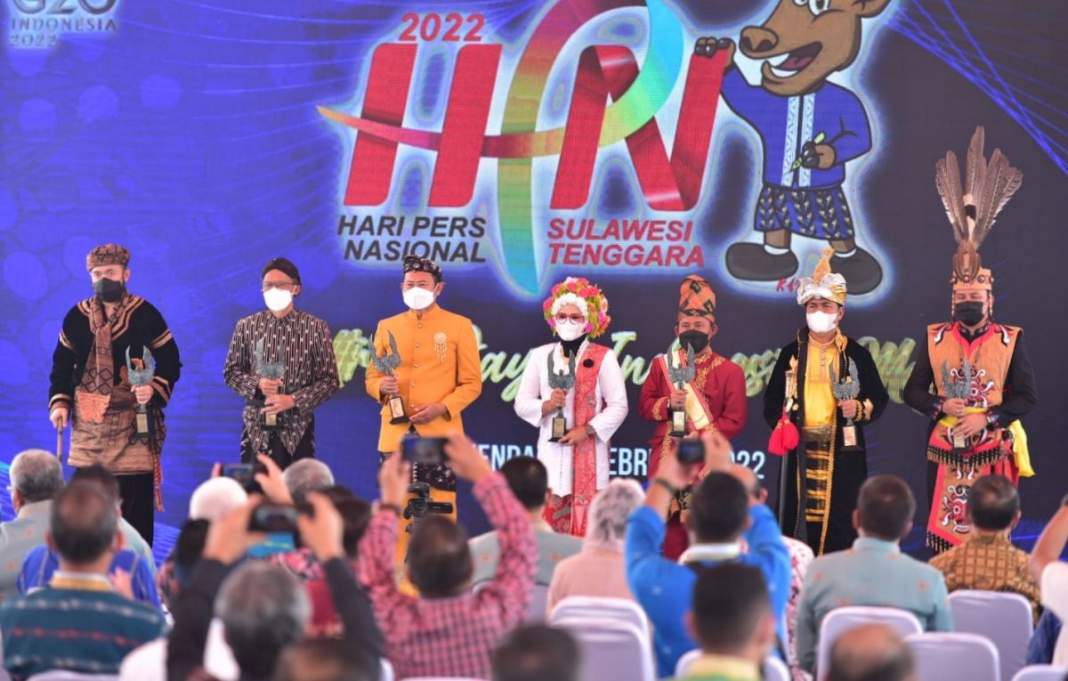 Bupati Lamongan Yuhronur Efendi bersama 8 bupati/wali kota di seluruh Indonesia yang berhasil terpilih sebagai penerima penghargaan AK-PWI. (Foto-foto: Sahlul Fahmi/jatimnow.com)