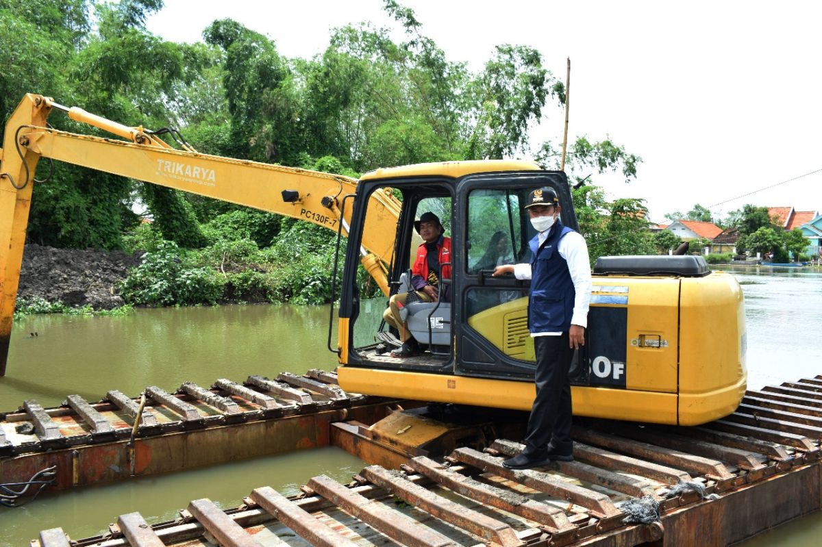 Bupati Lamongan Yuhronur Efendi saat sidak Dam Margoanyar. (Foto: dok Pemkab Lamongan/jatimnow.com)