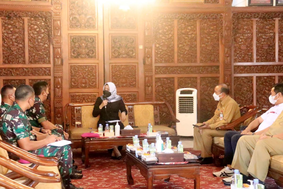 Bupati Mojokerto Ikfina Fahmawati saat menerima Danmenkav 2 Kolonel Marinir Kakung Priyambodo dan tim (Foto: Diskomimfo Kabupaten Mojokerto)