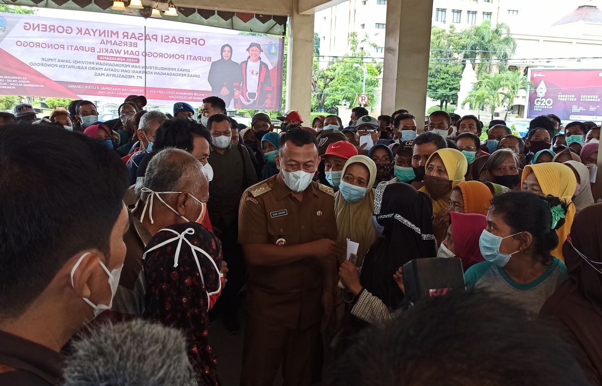 Bupati Ponorogo Sugiri Sancoko saat bertemu warga di lokasi pasar murah. (Foto: Mita Kusuma/jatimnow.com)